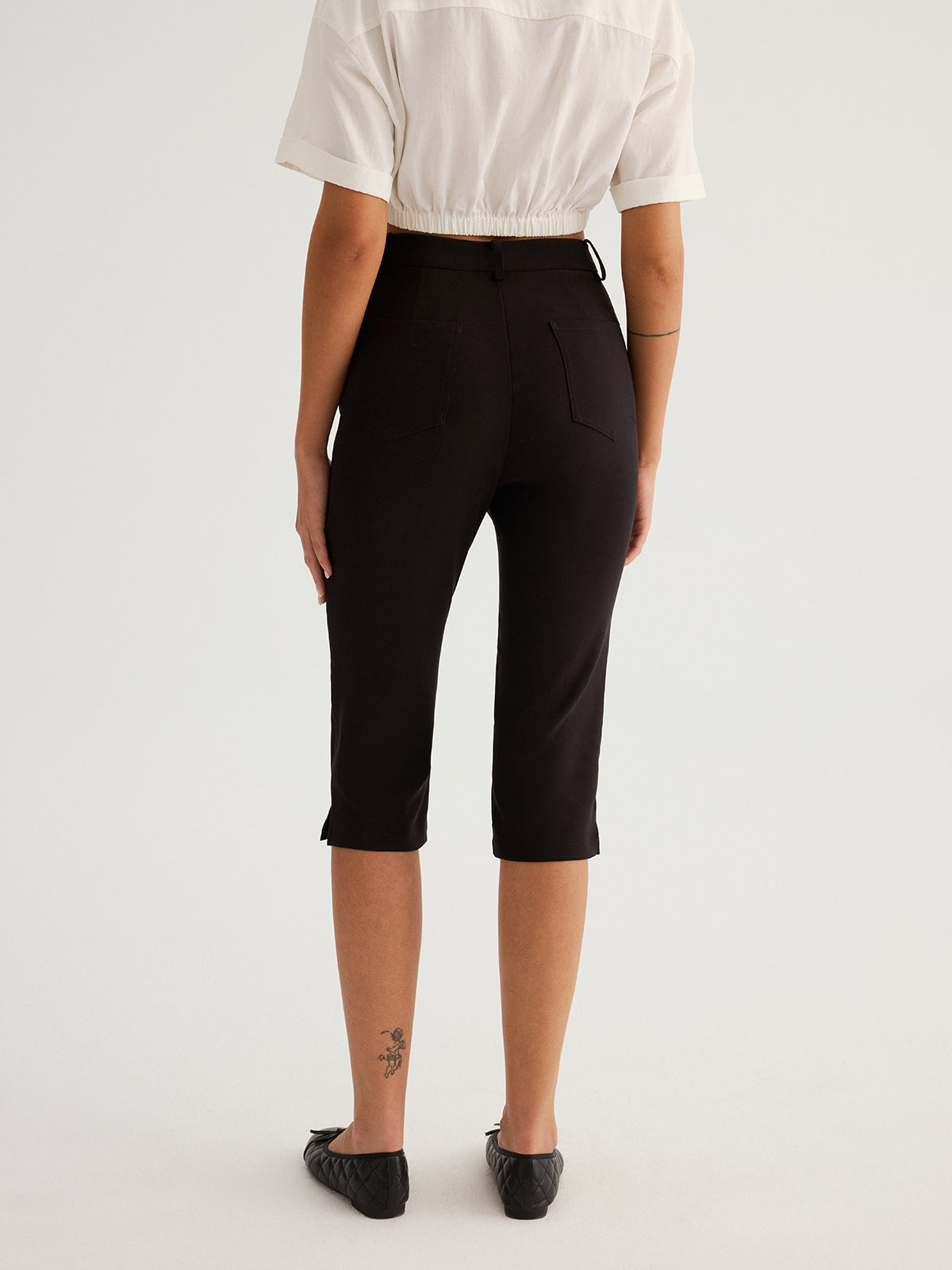 Mid-Waist Slim Fit Capri Pants