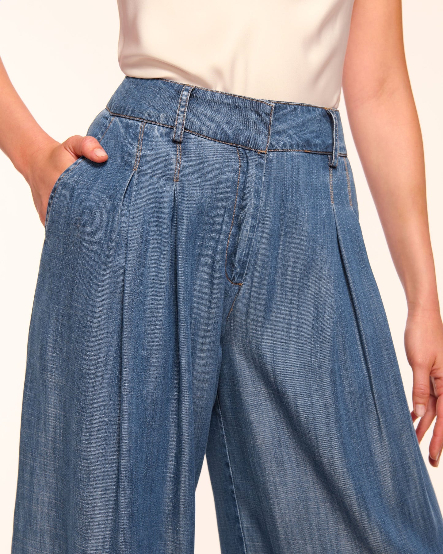 Oscar Chambray Pleated Pant